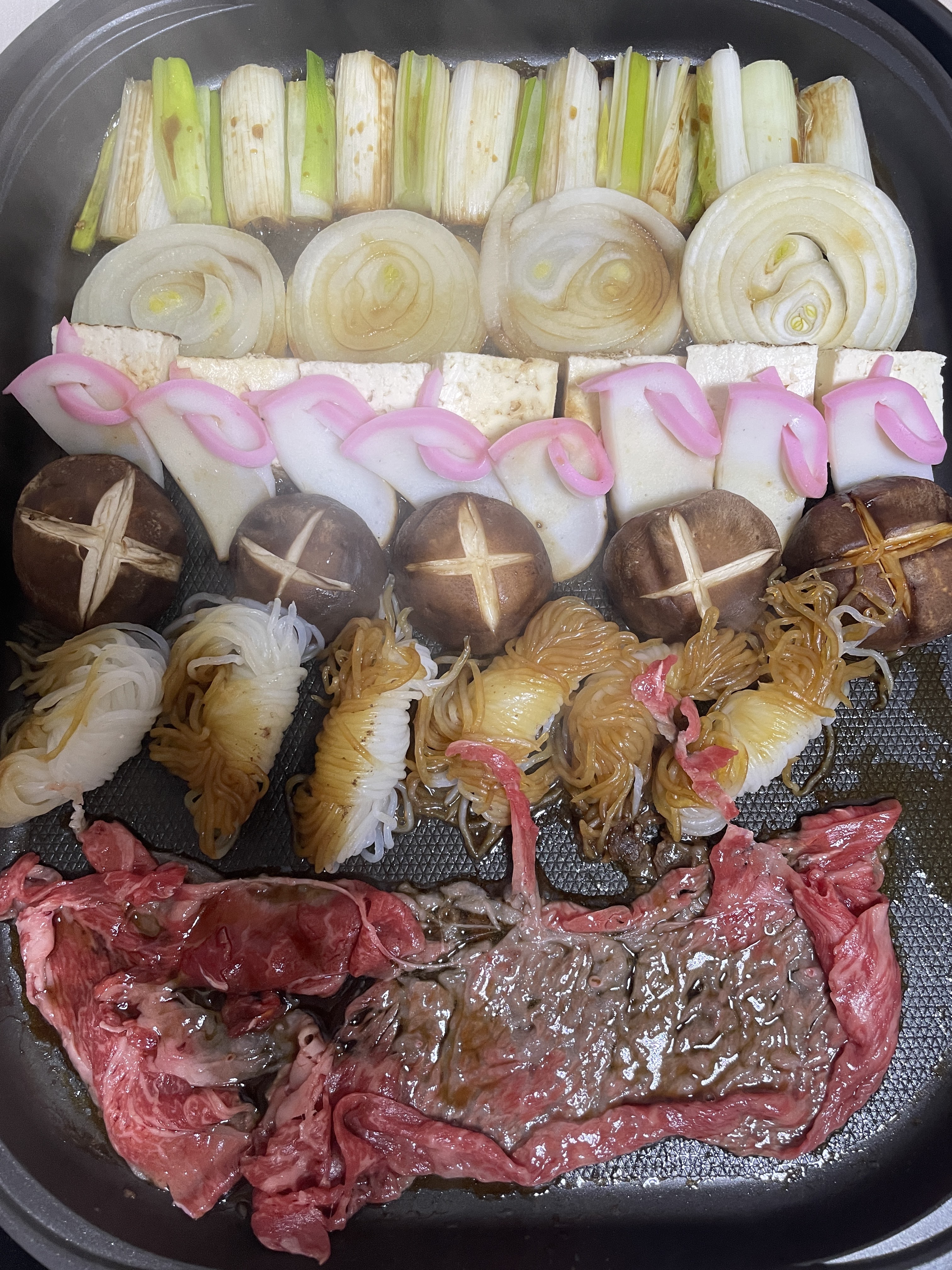 가정에서 준비한 스키야키 — 파, 두부, 표고버섯, 실곤약, 소고기가 가지런히 정돈된 모습에서 일본 식문화의 세심함이 느껴진다