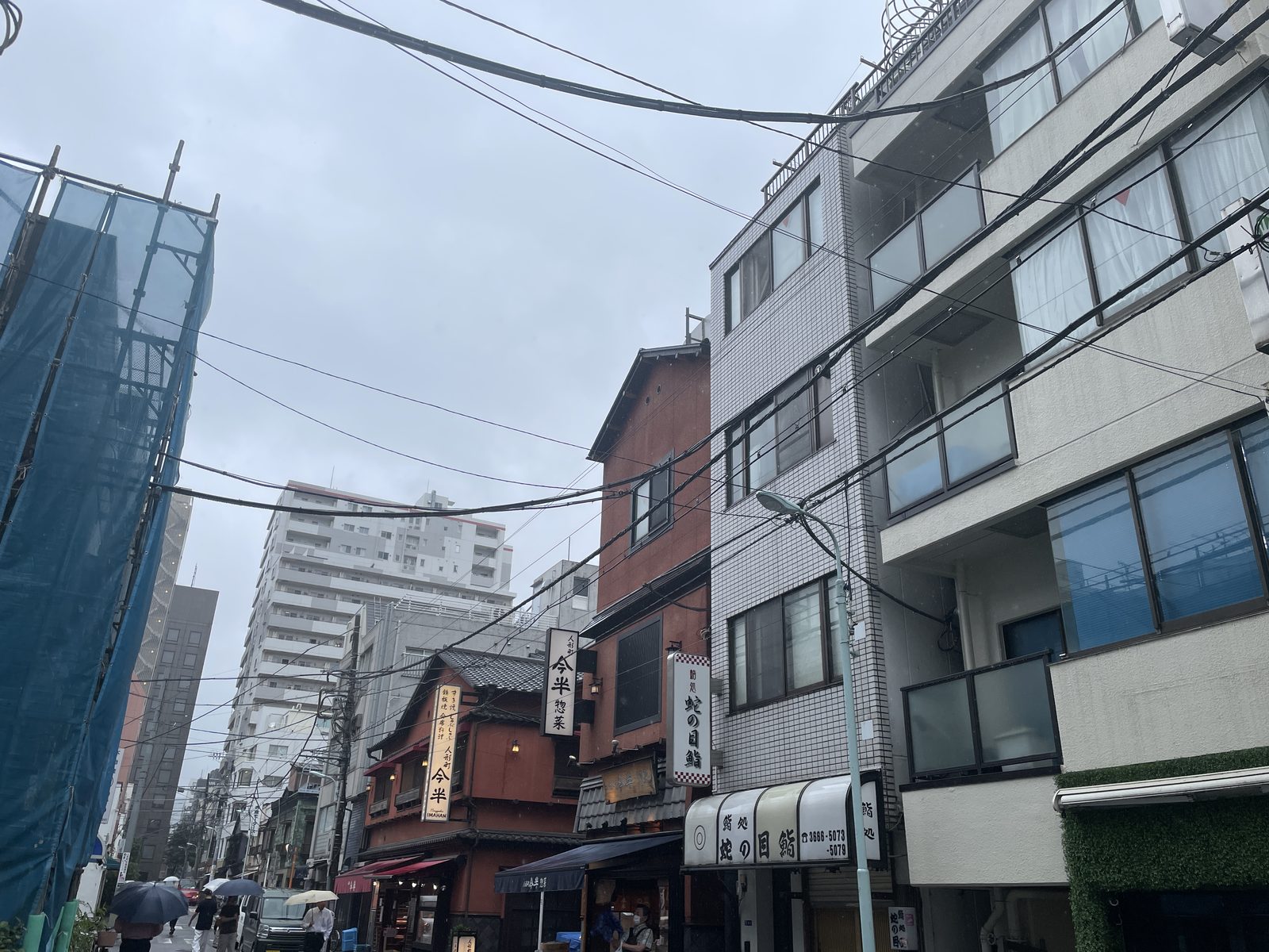 니혼바시 주거지의 중층 맨션 외관 — 실제 거주를 전제로 집을 볼 때는 가격보다 생활 동선과 건물 관리 상태를 더 오래 보게 됐다