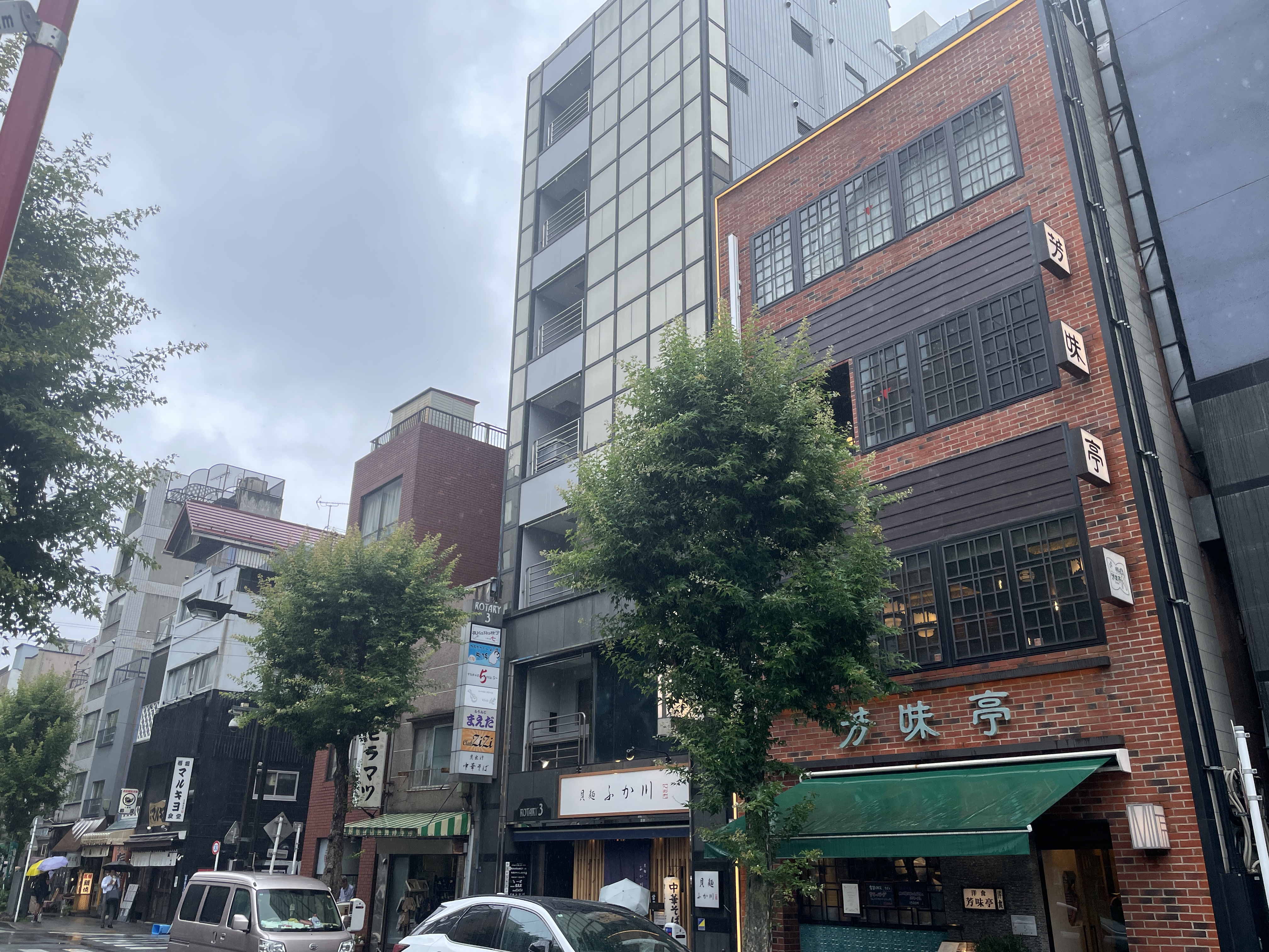 닌교초 상점가 — 마타니티숍 옆에 맥도날드가 보이는, 생활과 상업이 섞인 니혼바시 주변의 일상 거리